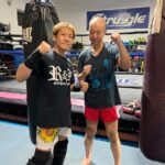 東京のジム「ストラッグル」でキックボクシングの師匠、鈴木秀明さんとファイティングポーズ