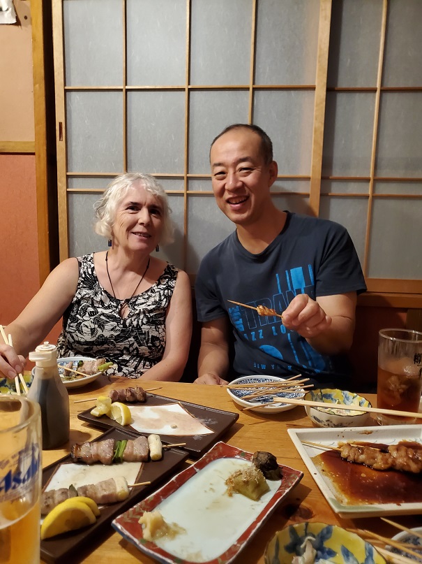 下呂の焼き鳥屋でケイトとツーショット