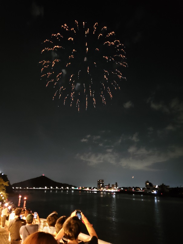 木曽川の小舟から夜空に打ち上げられた花火