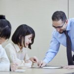 日本人の生徒に英語を教えるネイティブの先生