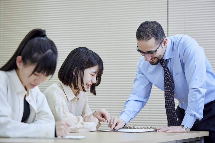 日本人の生徒に英語を教えるネイティブの先生